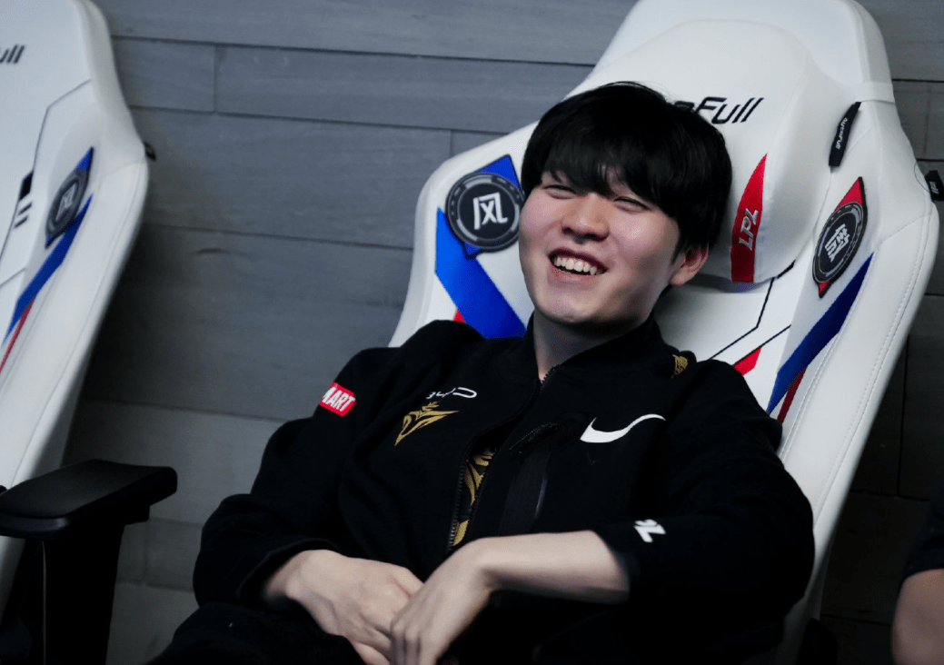 包含Rookie赛事官方发布回归赛场新规，MAD争议不断！的词条